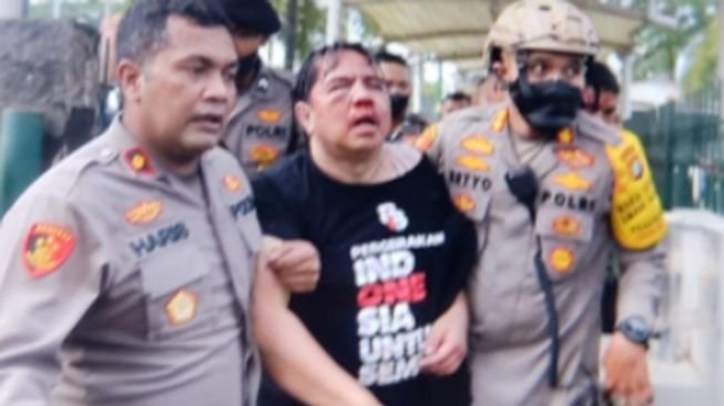 Video Ade Armando Babak Belur di Hajar Masa Demo 11 April Celananya Dilucuti